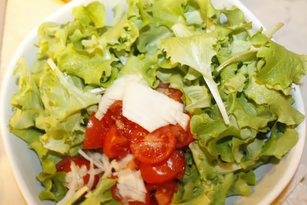 Grüner Salat mit Kirschtomaten und Zwiebeln — Stockfoto