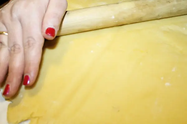 Drewniane stary wałek kołyszący na zewnątrz ciasta — Zdjęcie stockowe
