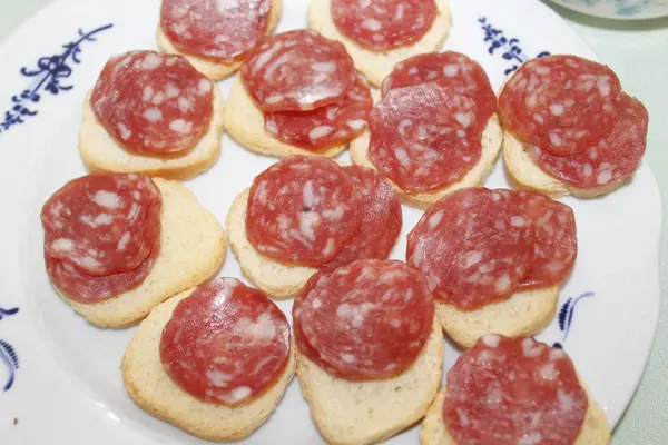 Sandwiches abiertos canapés con rebanadas italianas salami — Foto de Stock