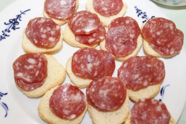 Sandwiches abiertos canapés con rebanadas italianas salami — Foto de Stock