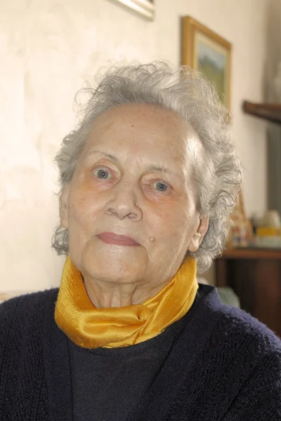 Porträt einer neunzigjährigen Großmutter — Stockfoto