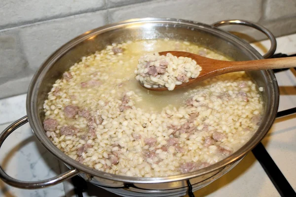 Riso e salsiccia in pentola — Foto Stock