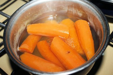 bir tencerede yemek haşlanmış havuç