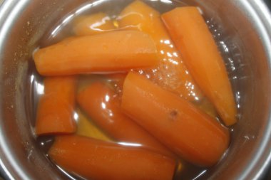 bir tencerede yemek haşlanmış havuç