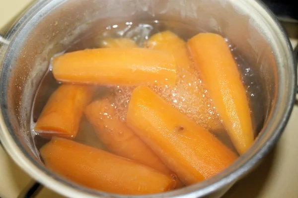 Gekochte Möhren kochen im Topf — Stockfoto