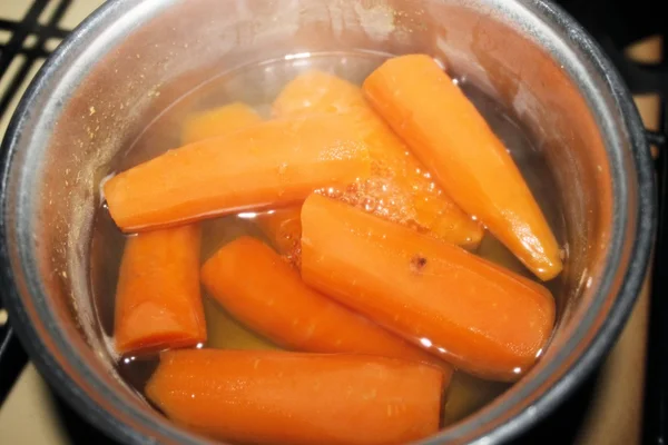 Wortel rebus yang dimasak dalam panci — Stok Foto