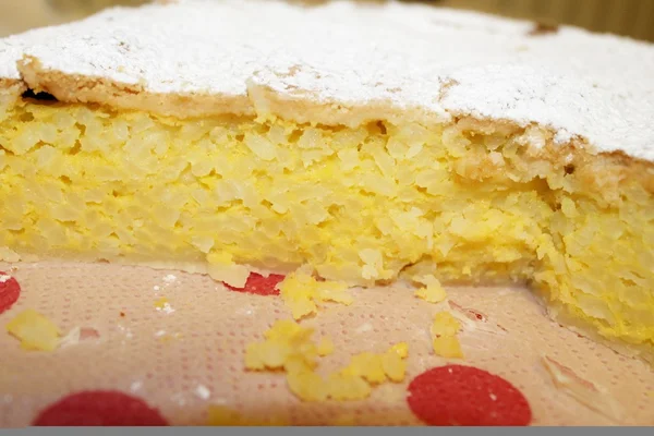Σπιτικό ρύζι κέικ που καλύπτεται με τη ζάχαρη άχνη — Φωτογραφία Αρχείου