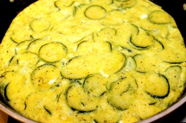  omlet peynir ve kabak ile