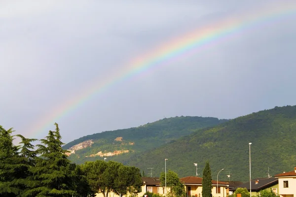 Cielo con fondo de arco iris y montañas Imagen de archivo