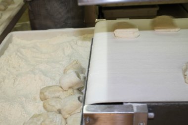 İçinde bir fırın ekmek pişiren iken,