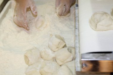 İçinde bir fırın ekmek pişiren iken,