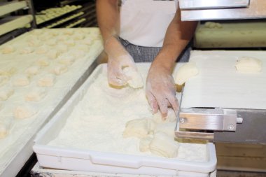 İçinde bir fırın ekmek pişiren iken,