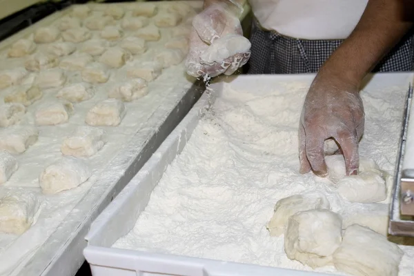 Всередині пекарні, поки вона випікає хліб — стокове фото