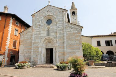 Kilisede Maderno, İtalya Garda Gölü için şehir