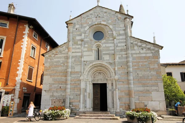 Igreja em Maderno, cidade no lago Garda, na Itália — Fotografia de Stock