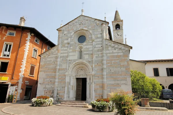 Εκκλησία στο Μαντέρνο, πόλη στη λίμνη Garda στην Ιταλία — Φωτογραφία Αρχείου