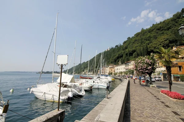 Staden av Maderno på Gardasjön i norra Italien — Stockfoto