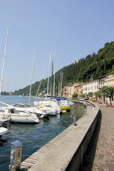 Staden av Maderno på Gardasjön i norra Italien — Stockfoto