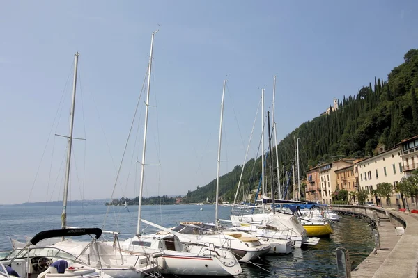 Město Maderno na jezero Garda v severní Itálii — Stock fotografie