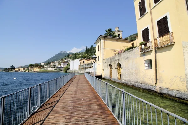 Trä strandpromenaden i Gargnano, på Gardasjön i norra Italien — Stockfoto