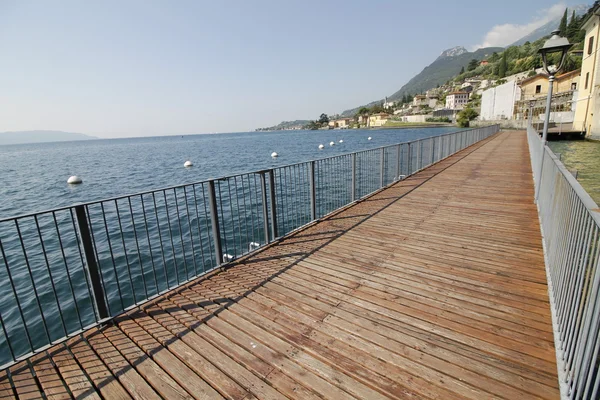 Dřevěné promenádě v Gargnano, na jezera Garda v severní Itálii — Stock fotografie