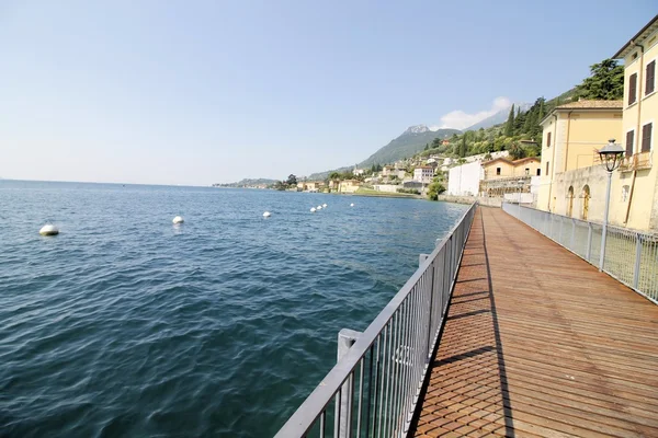 Dřevěné promenádě v Gargnano, na jezera Garda v severní Itálii — Stock fotografie