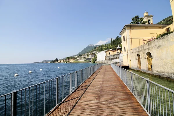 Trä strandpromenaden i Gargnano, på Gardasjön i norra Italien — Stockfoto