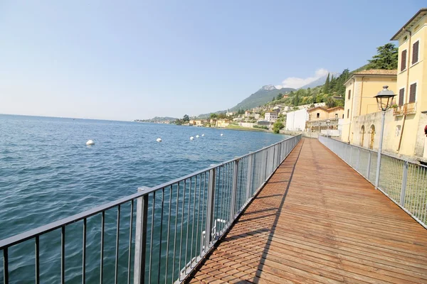 Trä strandpromenaden i Gargnano, på Gardasjön i norra Italien — Stockfoto