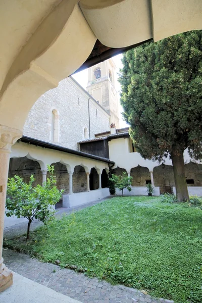 Antico monastero di Gargnano nel nord Italia — Foto Stock