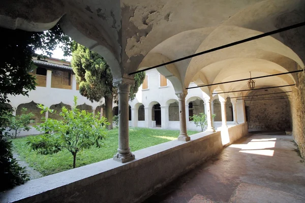 Antiguo monasterio en Gargnano en el norte de Italia — Foto de Stock