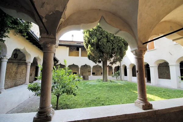 Antiguo monasterio en Gargnano en el norte de Italia — Foto de Stock
