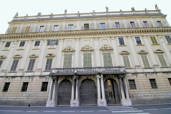 L'ancienne Villa Bettoni sur les rives du lac de Garde en Italie — Photo