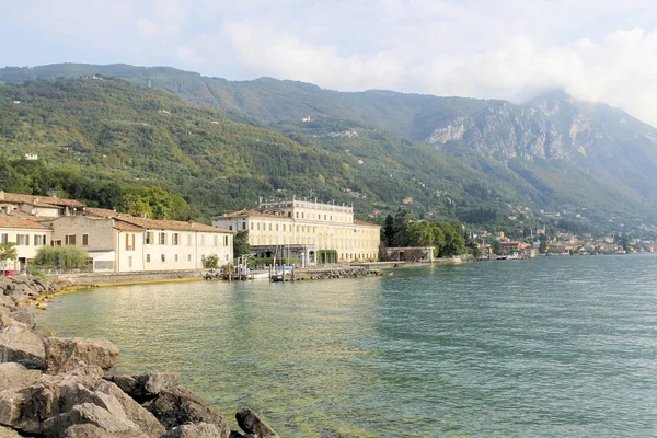 La antigua Villa Bettoni a orillas del lago de Garda en Italia —  Fotos de Stock