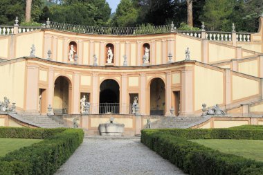 İtalya Garda Gölü kıyısında antik Villa Bettoni