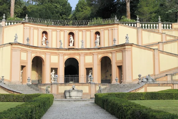 De oude Villa Bettoni aan de oevers van het Gardameer in Italië — Stockfoto