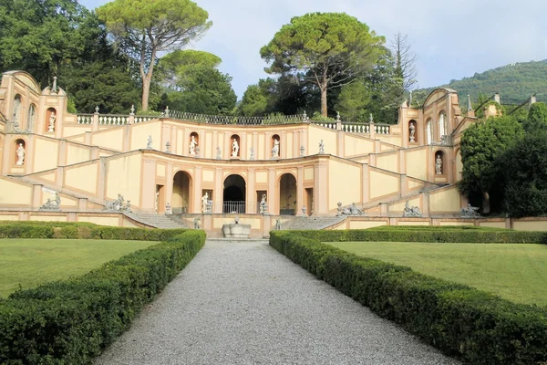 The ancient Villa Bettoni  on the shores of  Garda lake in Italy — Stock Photo, Image