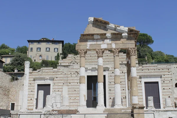 Zřícenina římského chrámu s názvem Capitolium nebo Tempio Capitolino v Brescii v Itálii — Stock fotografie