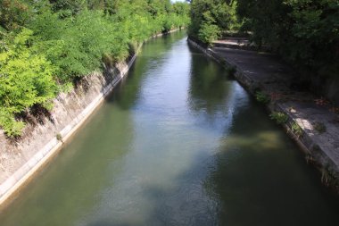 İtalya 'nın Brescia kırsalında küçük bir nehir manzarası