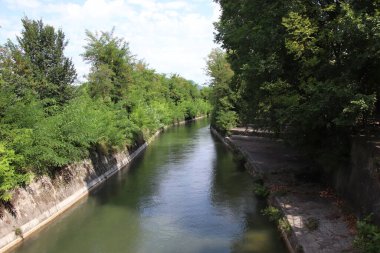 İtalya 'nın Brescia kırsalında küçük bir nehir manzarası
