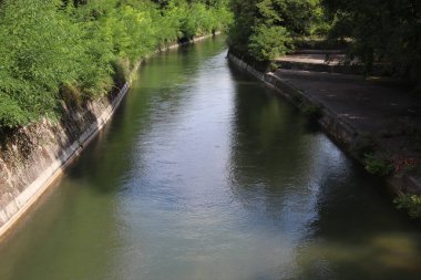 İtalya 'nın Brescia kırsalında küçük bir nehir manzarası