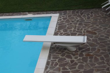 Yüzme havuzunda Springboard. Güçlü, esnek bir tahta. Dalış yaparken birinin daha fazla itici güç kazanması için atlayabilir..