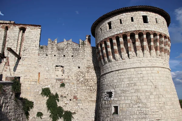 Steinmauer Mit Zinnen Und Zugbrücke Des Mittelalterlichen Schlosses Von Brescia — Stockfoto