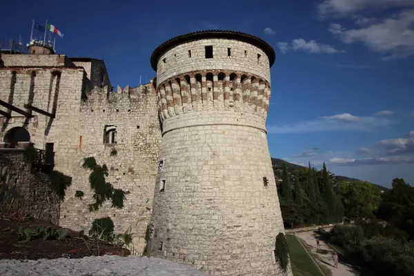 Parede Pedra Com Merlões Portão Ponte Levadiça Castelo Medieval Bréscia — Fotografia de Stock