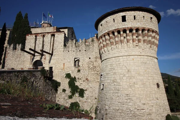 意大利北部Brescia中世纪城堡的石墙 上面有美人鱼和吊桥门 — 图库照片
