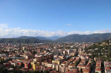 İtalya 'daki Brescia' nın eski tarihi şehir merkezinin havadan panoramik görüntüsü
