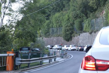 Sırada bekleyen bir sürü araba var. 