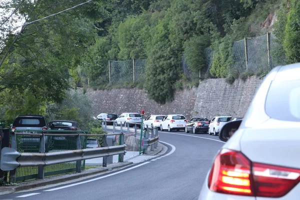 Sırada bekleyen bir sürü araba var. 