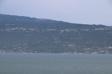 Kuzey İtalya 'daki Garda Gölü manzarası