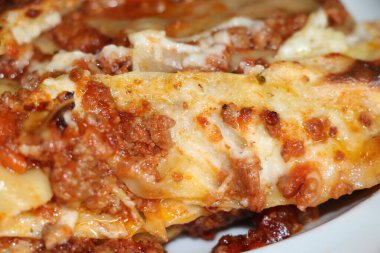 İtalyan yemeği, lezzetli ve taze el yapımı bolonez lazanya. 