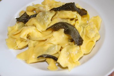 Bolonez soslu ve kıymalı İtalyan lazanyası.